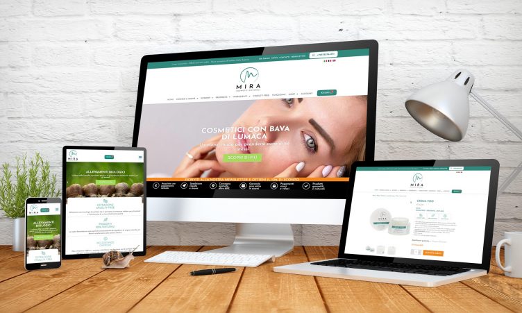 Mock up del sito web di Mira Cosmetici su diversi dispositivi come smartphone, tablet, desktop e laptop appoggiati su una scrivania con una lampada