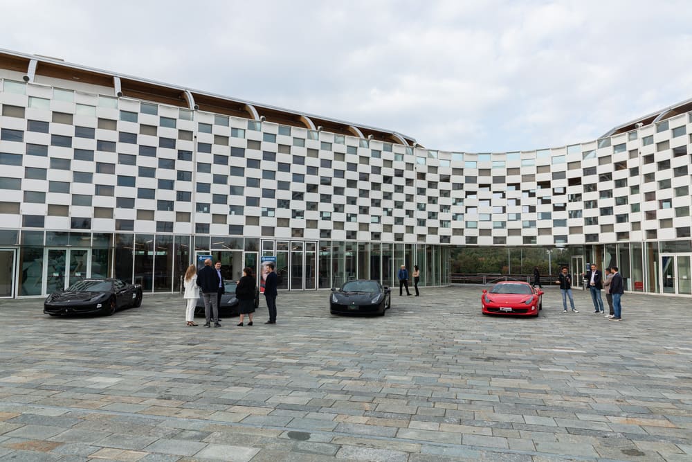 Piazzale Circuito di Arese con Ferrari e Lamborghini