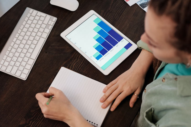 persona che valuta di investire in una digital strategy