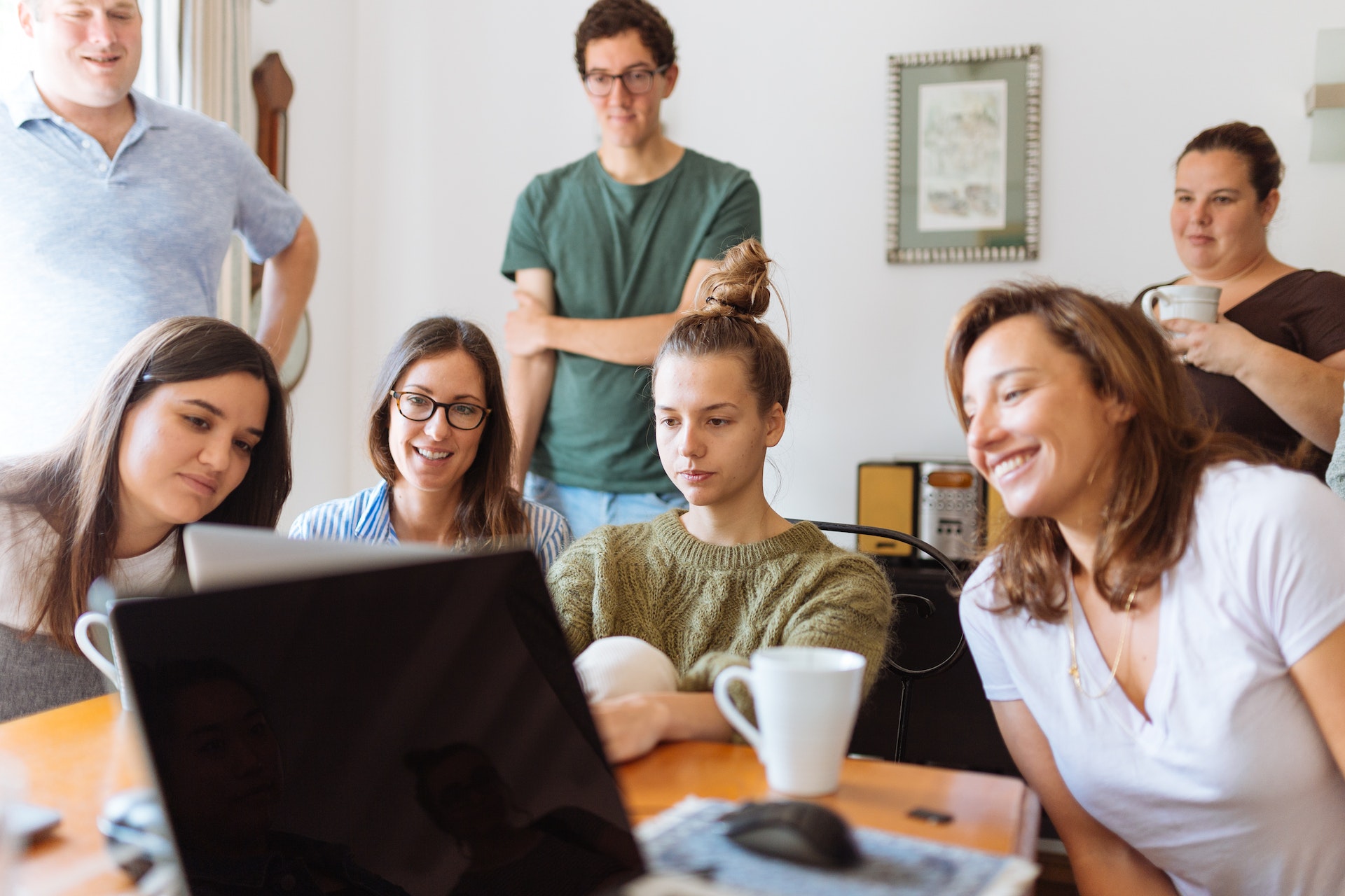persone in riunione per stabilire la strategia di web marketing per pmi
