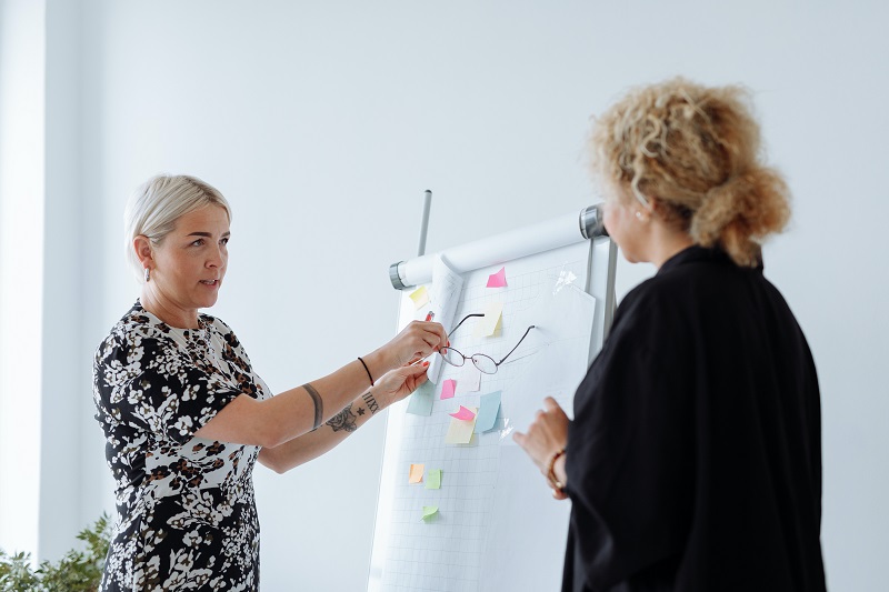 persone che discutono della brand reputation aziendale