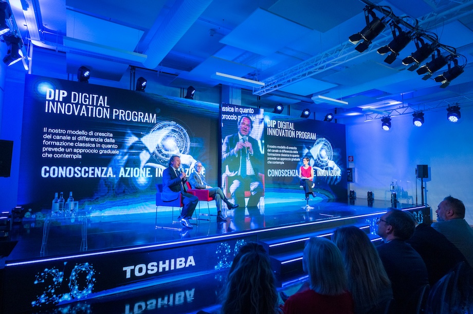 palco con presentatrice e ospite, evento Toshiba Convention