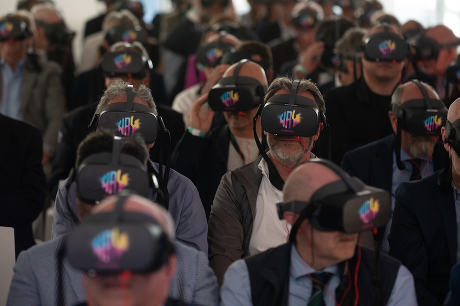 persone con visore VR, evento Toshiba Convention