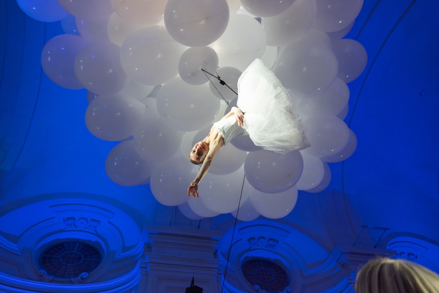 ballerina volante con palloncini si esibisce all'anniversario aziendale