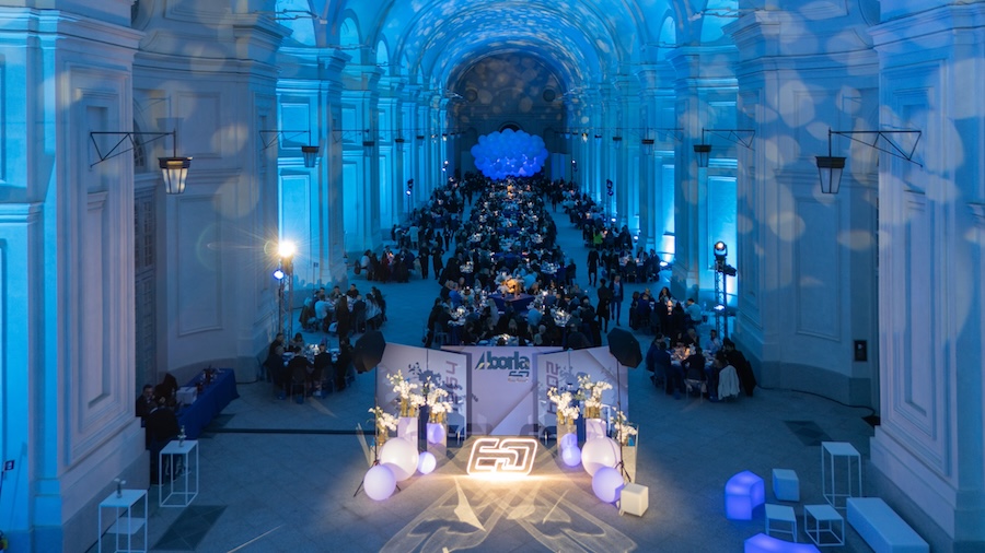 vista panoramica della sala della reggia di venaria allestista con tavoli per cena di gala