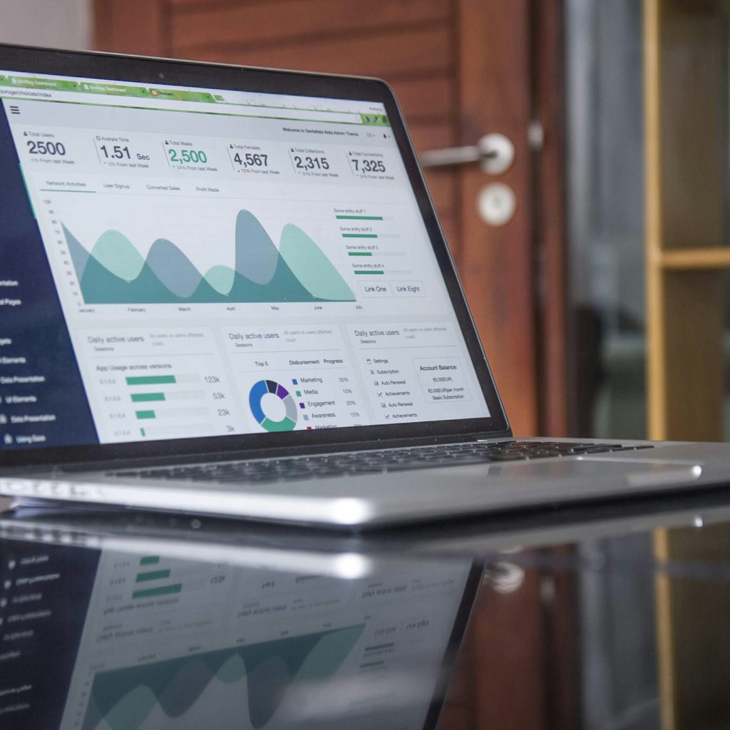 un laptop su un tavolo che mostra statistiche sulle performance di un sito